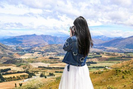 旅行拍照的女孩图片免费下载山顶女孩拍照背影背景