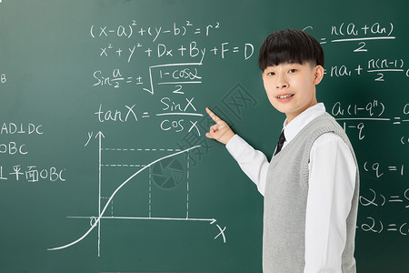 中学生男生黑板做数学题背景图片