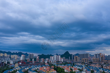 雨雾天气天气即将下雨背景