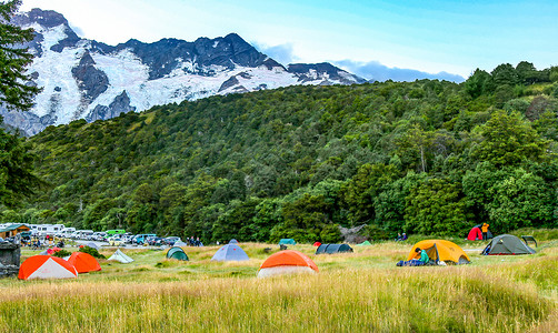 春天雪新西兰雪山下的露营地背景