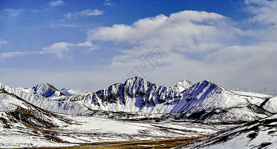 川藏高原上的雪山背景图片