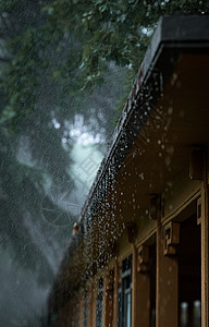 夏天梅雨季节滴雨的屋檐下雨高清图片素材