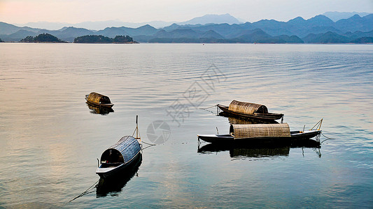 黄昏风景草傍晚千岛湖水库的渔船归来背景