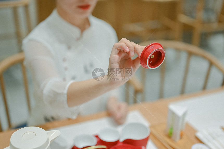 茶艺师冲茶图片