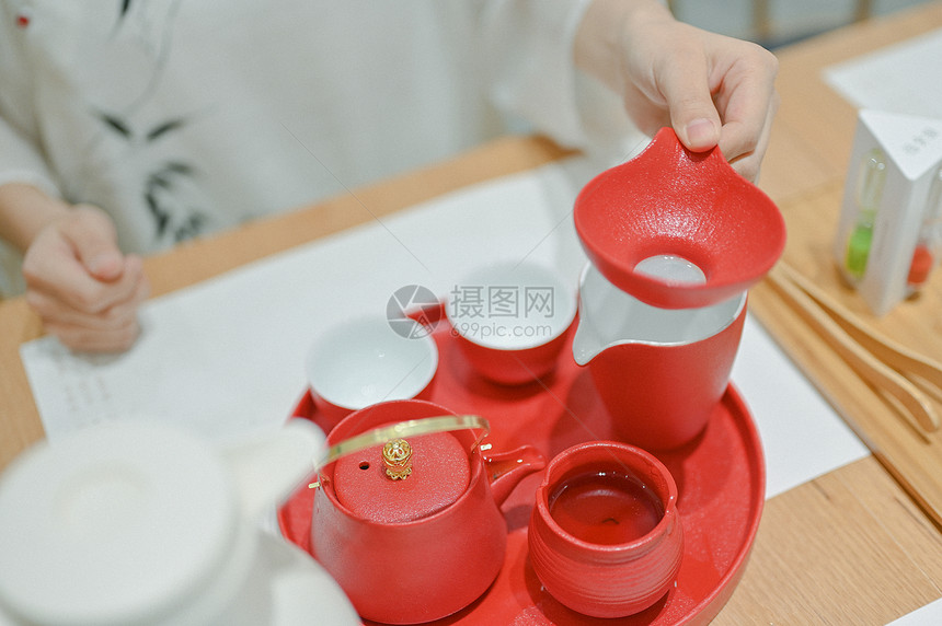 茶艺师冲茶图片