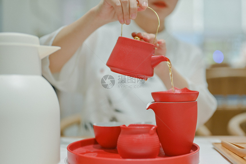茶艺师倒茶图片