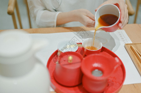 茶艺师公道杯倒茶图片