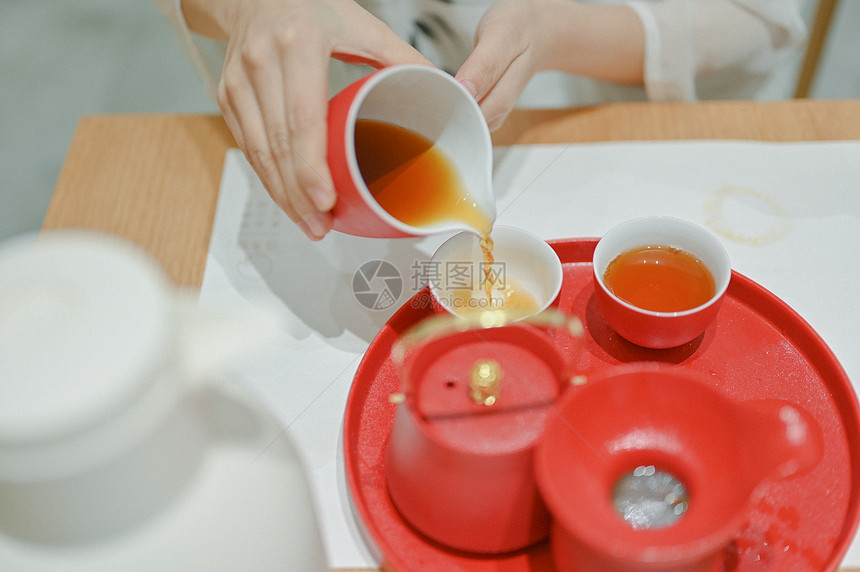 茶艺师公道杯倒茶图片