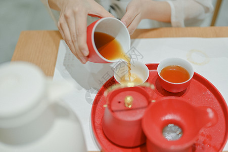 冲茶茶艺师公道杯倒茶背景