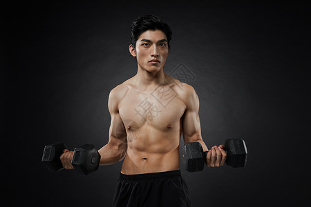 健身男性哑铃训练肌肉训练高清图片素材
