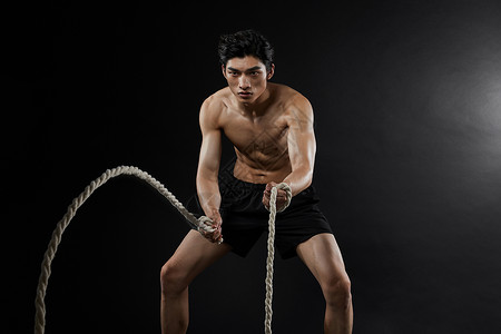 臂力战绳训练的运动男性背景