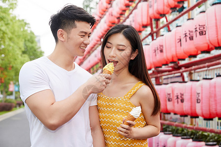 情侣吃冰淇淋亲密情侣游玩吃冰淇淋背景