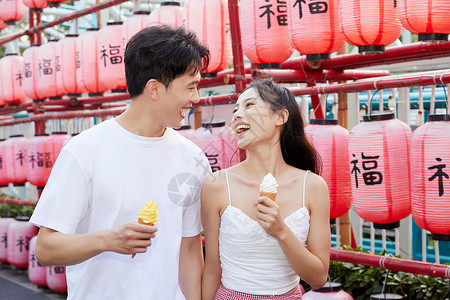 情侣吃冰淇淋亲密情侣游玩吃冰淇淋背景