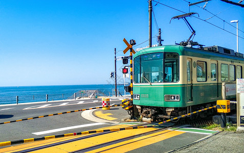 公共交通车站夏日镰仓海边的电车背景