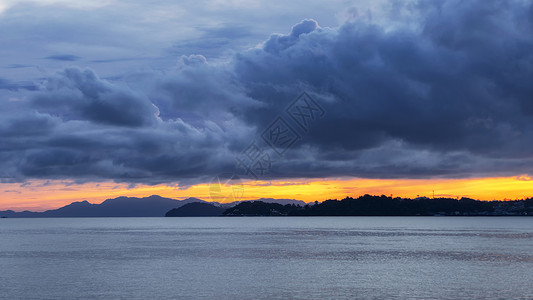 缅甸大陆最南端半岛云层黄昏夕阳背景图片