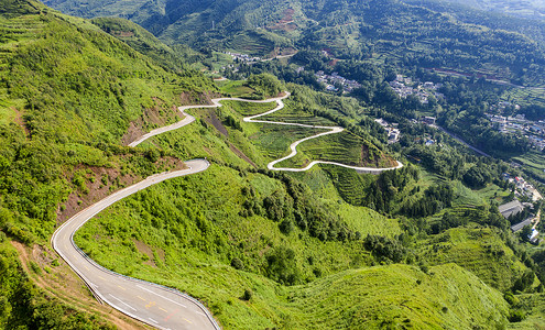 险资山路弯弯背景