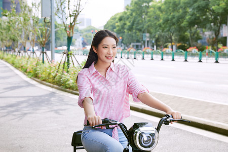 美女户外骑行电动车图片