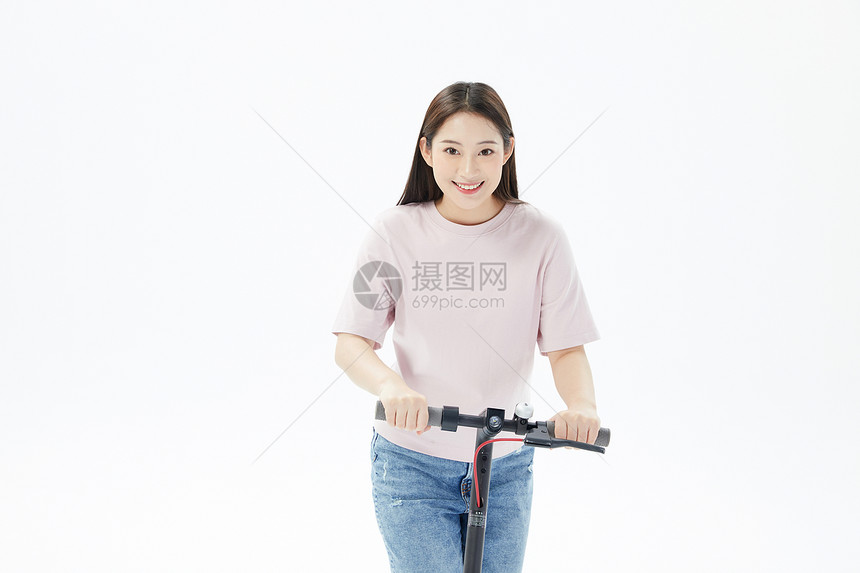 青年美女骑行滑板车图片