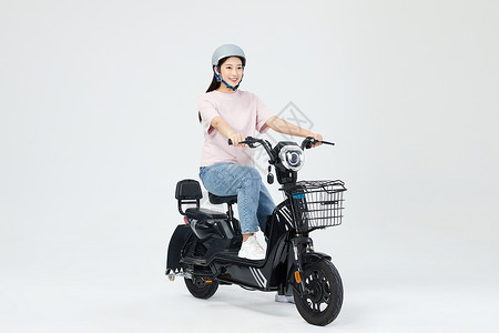 盔青年女性欢快骑电动车背景