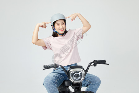 美女骑电动车戴头盔图片