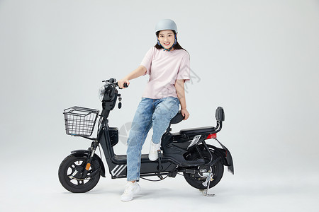 美女骑行电动车低碳出行图片