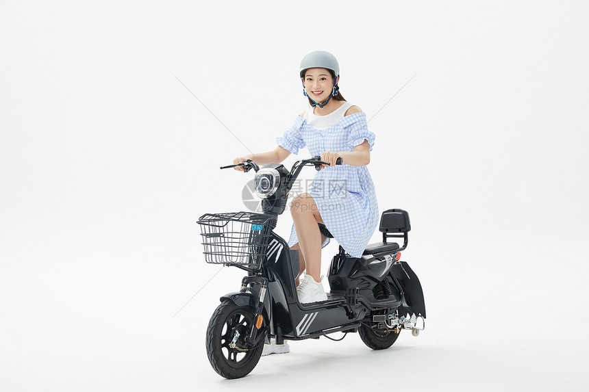 美女戴头盔骑行电动车图片