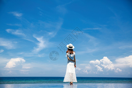 女生竖版素材海边美女背影背景