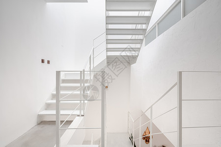 别墅中的白色楼梯装修高清图片素材
