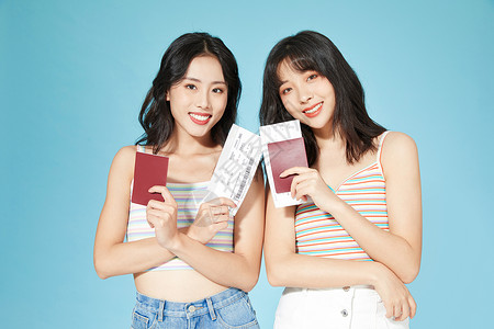 手拿护照的女孩年轻姐妹手拿护照背景