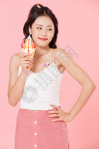 活力女孩手拿冰淇淋图片