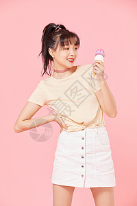 活力女孩手拿冰淇淋背景图片