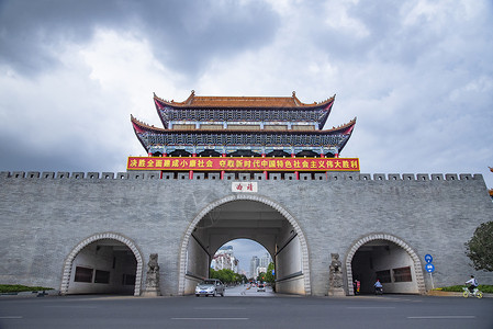 云南曲靖地标建筑南城门图片