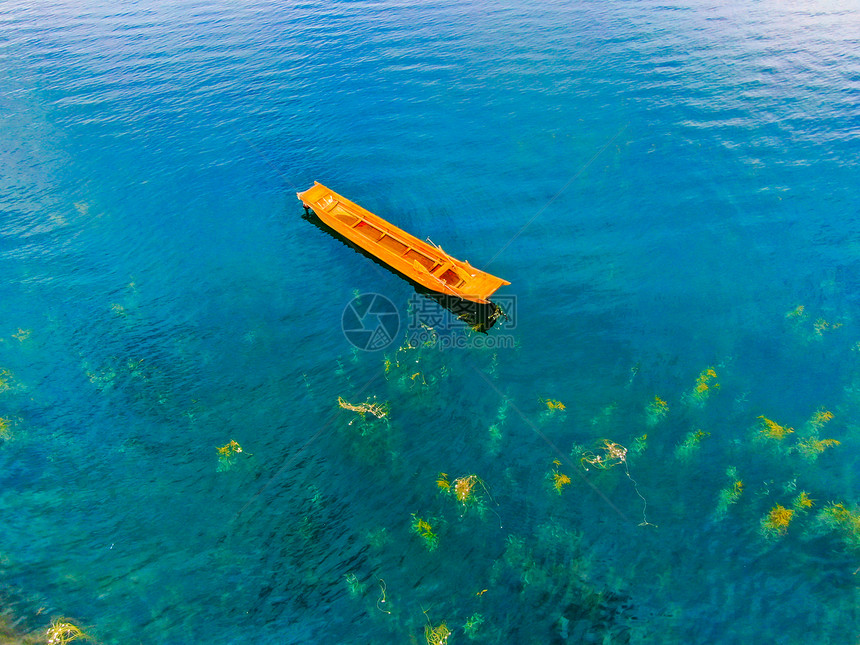 泸沽湖航拍小船图片