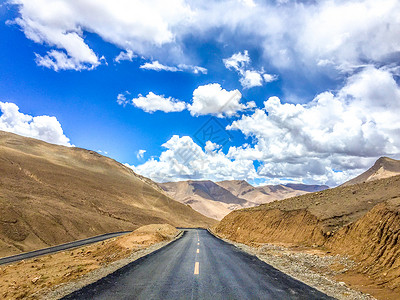 行驶在路上西藏自驾山路风光背景