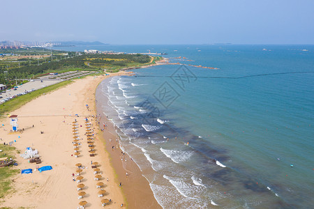 金沙滩航拍夏季的海水浴场背景