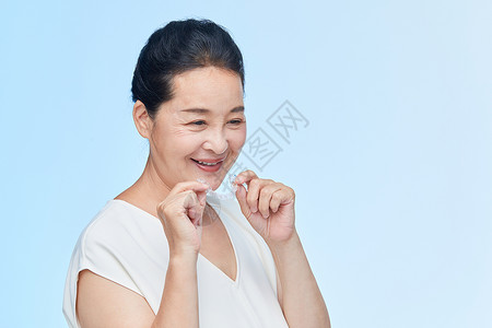 老年人展示动作中年女性戴牙套动作背景