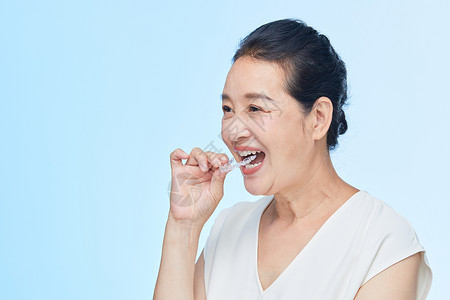 老年人展示动作中年女性戴牙套动作背景
