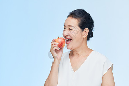 老年女性咬苹果图片