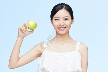 年轻美女拿苹果展示背景