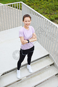 青年女性户外活动锻炼图片