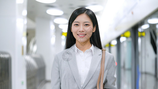 地铁女性通勤上班微笑形象图片