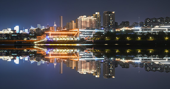 青岛码头岸边夜景倒影高清图片