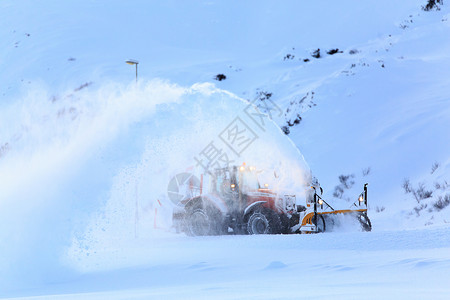 大大的铲雪车冰岛北部山区冬季雪后铲雪车作业背景