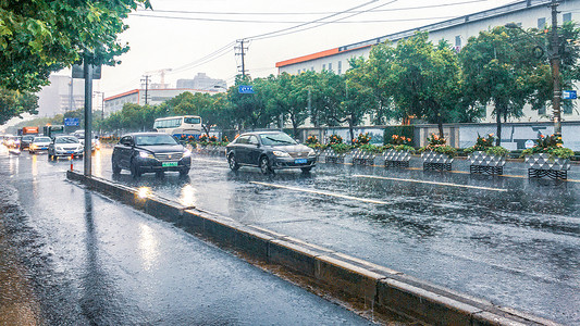 车辆运输上海暴雨背景