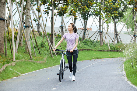 青年女性户外公园里骑行高清图片