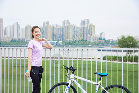 青年女性户外公园里骑行图片