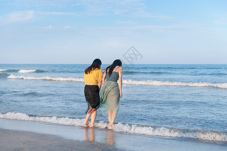 浪奔浪流海边的少女踏浪而来背景