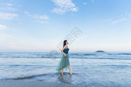 沙滩玩耍的女孩夏季少女海边玩耍背景