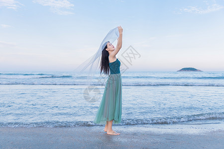 海边的少女侧影背景图片