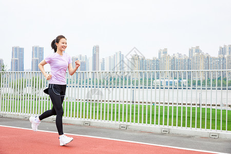 年轻人跑步运动青年女性户外健身跑步背景